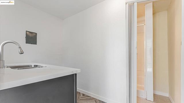 528 LA PRENDA DRIVE, Oakland CA: https://media.crmls.org/mediaz/b8133d72-dab0-4bd3-8845-7acd25553e7b.jpg