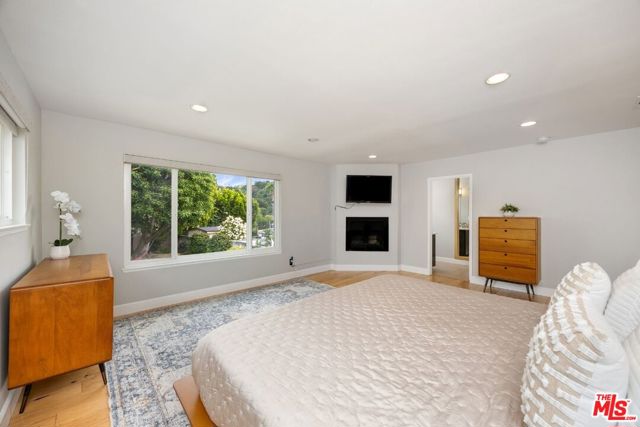 22518 Jameson Drive, Calabasas CA: https://media.crmls.org/mediaz/b8141b98-e2e5-4225-878e-bc2707a2b07b.jpg