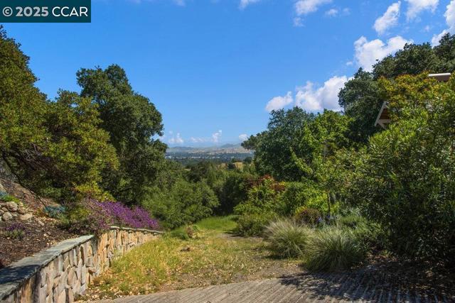 18 Diablo Oaks Way, Lafayette CA: https://media.crmls.org/mediaz/b814283f-2bf1-4ab0-83fd-e6ca3ccdd1c2.jpg
