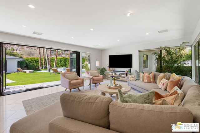 290 W Lilliana Drive, Palm Springs CA: https://media.crmls.org/mediaz/b8153796-209e-417b-84fd-242bb82c5b62.jpg