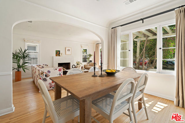 1511 Carmona Avenue, Los Angeles CA: https://media.crmls.org/mediaz/b815a891-9308-4934-b55b-ff5c18064d68.jpg
