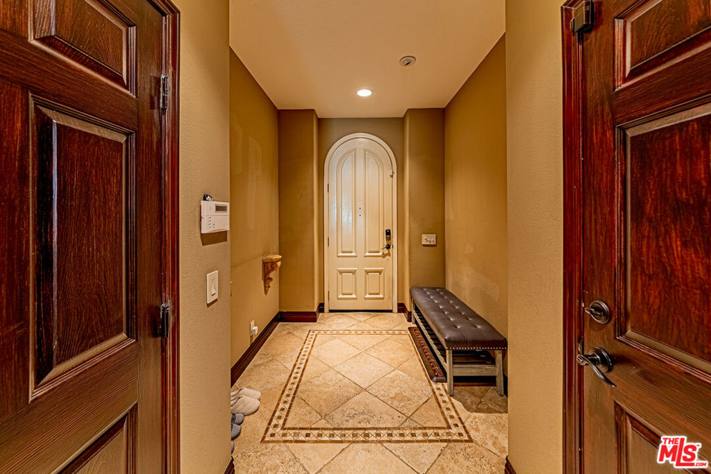 https://media.crmls.org/mediaz/b815b5af-9ce9-49f9-b93b-e1b4453d28a9.jpg?preset=X-Large