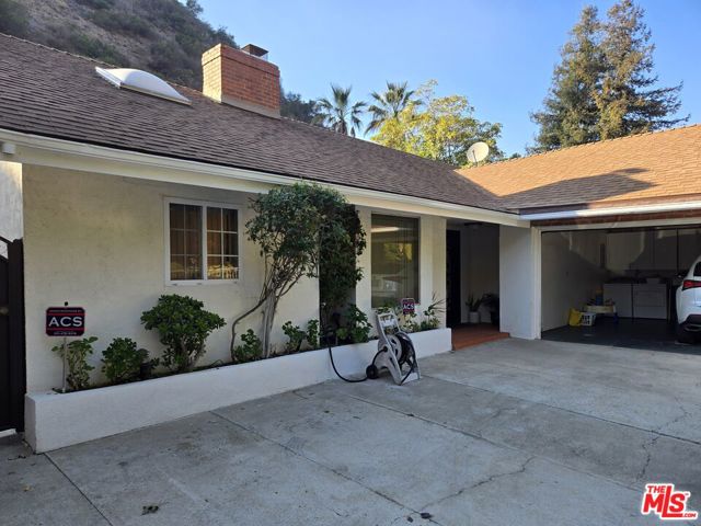 1481 Benedict Canyon Drive, Beverly Hills CA: https://media.crmls.org/mediaz/b8161af6-9962-494a-866c-3da448126ea2.jpg