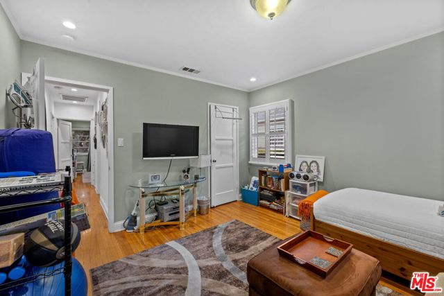 5715 Valley Ridge Avenue, Los Angeles CA: https://media.crmls.org/mediaz/b816c41b-a345-472a-93cf-656b149be858.jpg