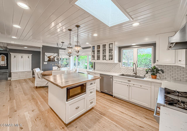 1888 El Monte Drive, Thousand Oaks CA: https://media.crmls.org/mediaz/b818e88b-b6cb-4faf-b89e-76286e3e1a52.jpg
