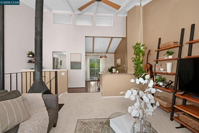 433 Ridgeview Dr, Pleasant Hill CA: https://media.crmls.org/mediaz/b819278a-664b-4008-8b5c-0ef08bcf816c.jpg