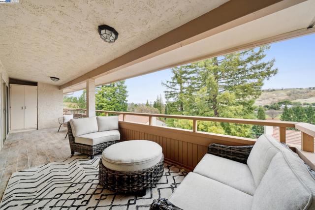4033 Terra Granada Dr, Walnut Creek CA: https://media.crmls.org/mediaz/b81987dd-d6ff-410b-bae7-9d9adef1a141.jpg