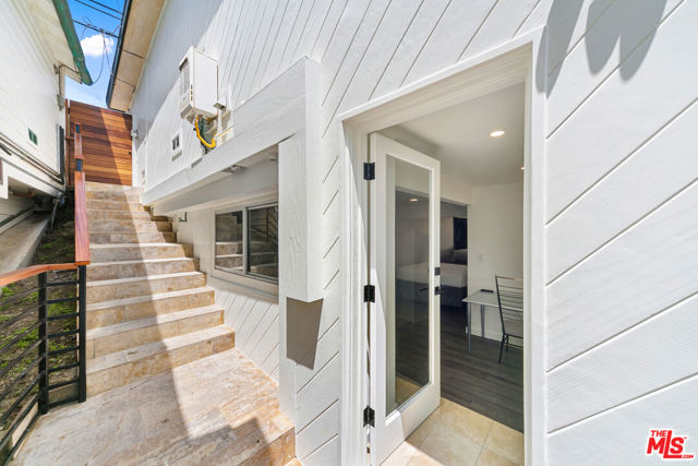 24928 Malibu Road, Malibu CA: https://media.crmls.org/mediaz/b819bff8-e097-48c5-b8de-aa166b1fffae.jpg