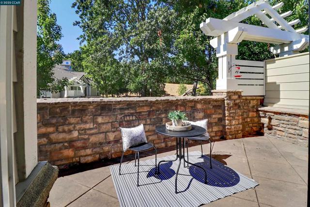 136 Sugarloaf Ct, Alamo CA: https://media.crmls.org/mediaz/b819d308-ea5e-4c78-84a1-2a360de0b914.jpg