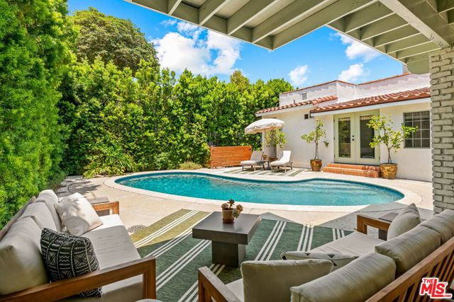 555 N Irving Boulevard, Los Angeles CA: https://media.crmls.org/mediaz/b81afdd2-4fef-46bd-88aa-59fbb280a60a.jpg