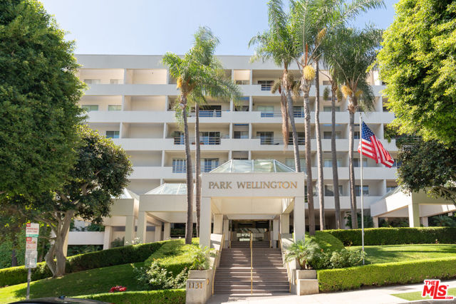 1131 Alta Loma Road, West Hollywood CA: https://media.crmls.org/mediaz/b81ba8e4-e32b-4cfa-917b-ef391f9ab75e.jpg