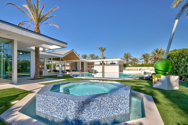 1 Makena Lane, Rancho Mirage CA: https://media.crmls.org/mediaz/b81bb079-97b5-496f-a199-f178df775c97.jpg