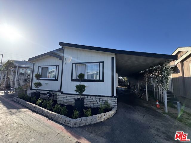 105 Prince Lane, Santa Ana CA: https://media.crmls.org/mediaz/b81bbc15-03fa-4855-98c4-1727edc88598.jpg