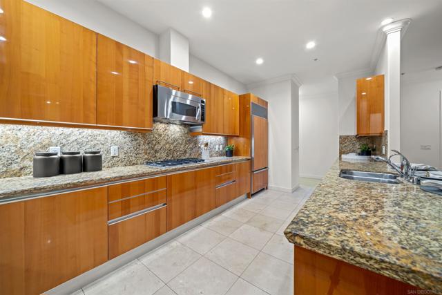 550 Front St, San Diego CA: https://media.crmls.org/mediaz/b81d5c6b-f029-4b39-b2f6-88d1ade3812b.jpg