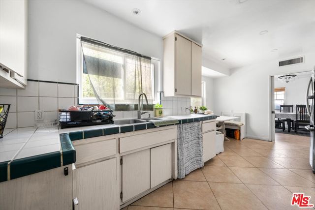 9253 Hayvenhurst Avenue, North Hills CA: https://media.crmls.org/mediaz/b81db02a-3a11-42b7-a3fb-95d238292882.jpg