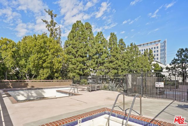 321 S San Vicente Boulevard, Los Angeles CA: https://media.crmls.org/mediaz/b81dbae9-9c29-42f9-b73c-12e1eda4fea9.jpg