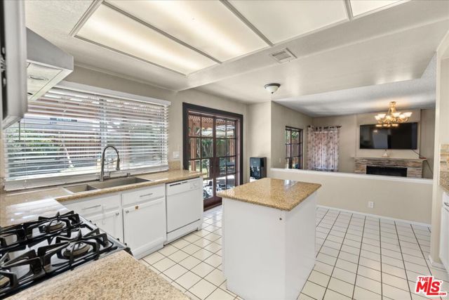 3228 Rollingridge Avenue, Palmdale CA: https://media.crmls.org/mediaz/b81e1d05-dc33-4545-953a-ee892d01875a.jpg