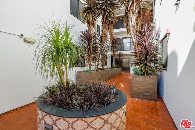 1868 Kelton Avenue, Los Angeles CA: https://media.crmls.org/mediaz/b81f6b98-e21a-4471-9b76-8bc9f2c881a8.jpg