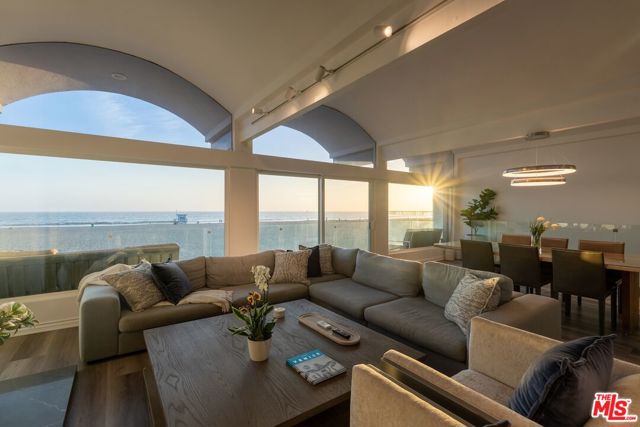 3806 Ocean Front Walk, Marina del Rey CA: https://media.crmls.org/mediaz/b81fc157-6a2b-463f-a19d-61e791d4549d.jpg