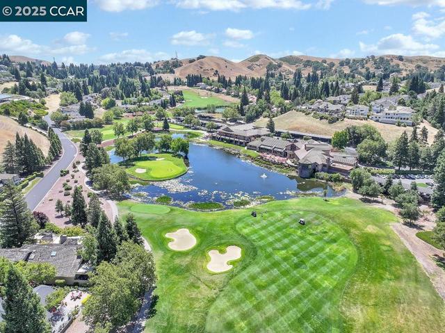 959 Redwood Dr, Danville CA: https://media.crmls.org/mediaz/b81fdbf3-9d19-49c3-a682-eac877d00349.jpg