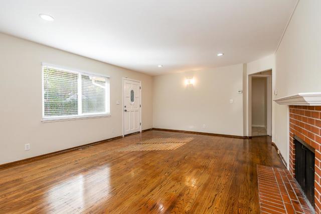 810 Cambridge Avenue, Menlo Park CA: https://media.crmls.org/mediaz/b81fee76-93c5-433b-b99c-dff418200be3.jpg