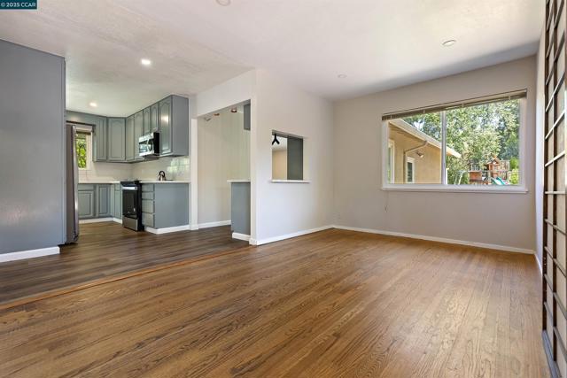 10 Maureen Ct, Pleasant Hill CA: https://media.crmls.org/mediaz/b81ff6d8-2a55-4244-9e6f-071327986aa6.jpg