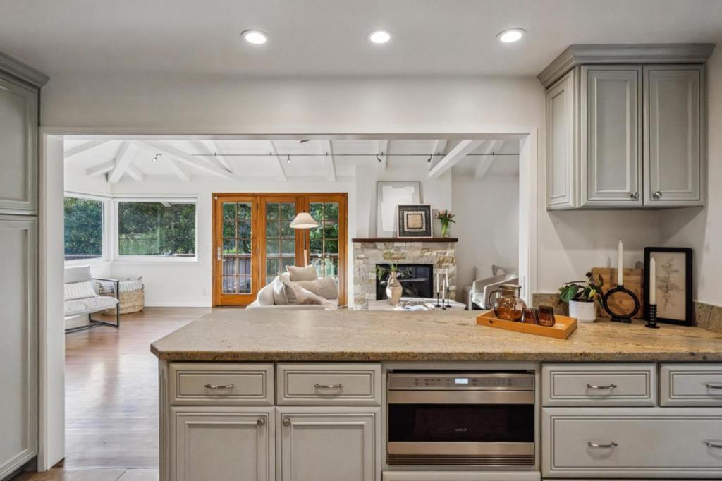https://media.crmls.org/mediaz/b8214905-323f-4abd-8e59-e3c36955c5fb.jpg?preset=X-Large