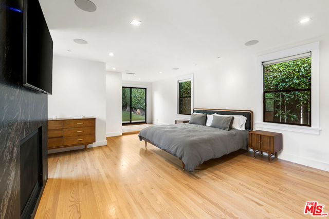 5319 West Boulevard, Los Angeles CA: https://media.crmls.org/mediaz/b8214b7b-e630-410a-adb8-47b2c23fe5d5.jpg
