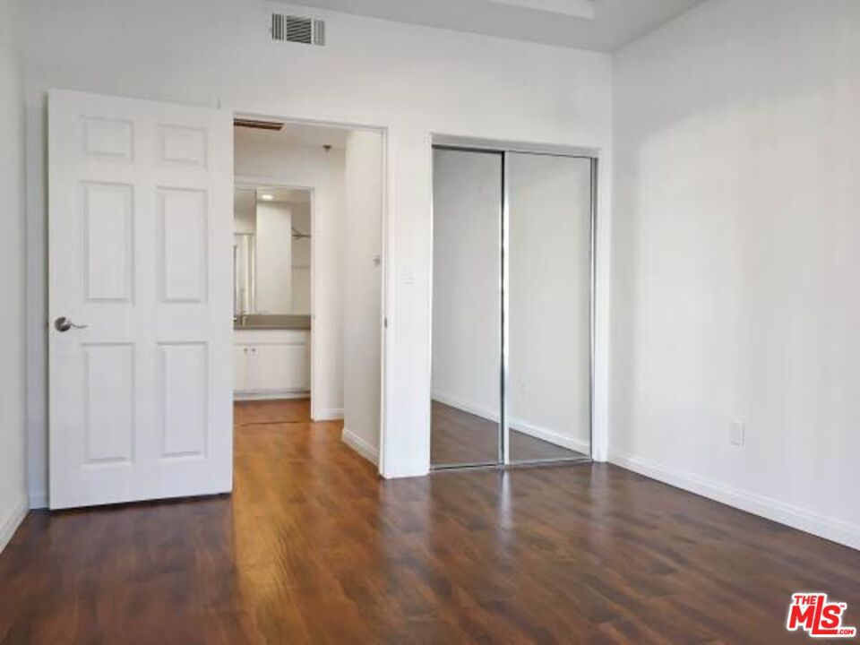 https://media.crmls.org/mediaz/b82189ae-ec9f-4d68-a763-46d9f829119f.jpg?preset=X-Large