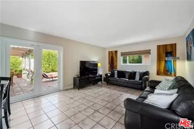 6020 Wilkinson Avenue photo 4