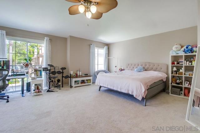5159 Renaissance Ave, San Diego CA: https://media.crmls.org/mediaz/b821f503-3afc-45d6-b093-d322bec2369f.jpg