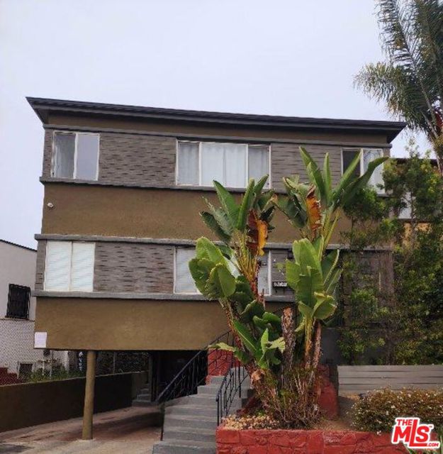 4045 W 28th Street, Los Angeles CA: https://media.crmls.org/mediaz/b822a603-3399-4656-9f2a-662870e770d3.jpg