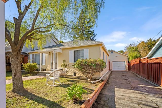 2066 Sterling Avenue, Menlo Park CA: https://media.crmls.org/mediaz/b822f1b2-0b4d-40b6-b402-e6f79ff65041.jpg