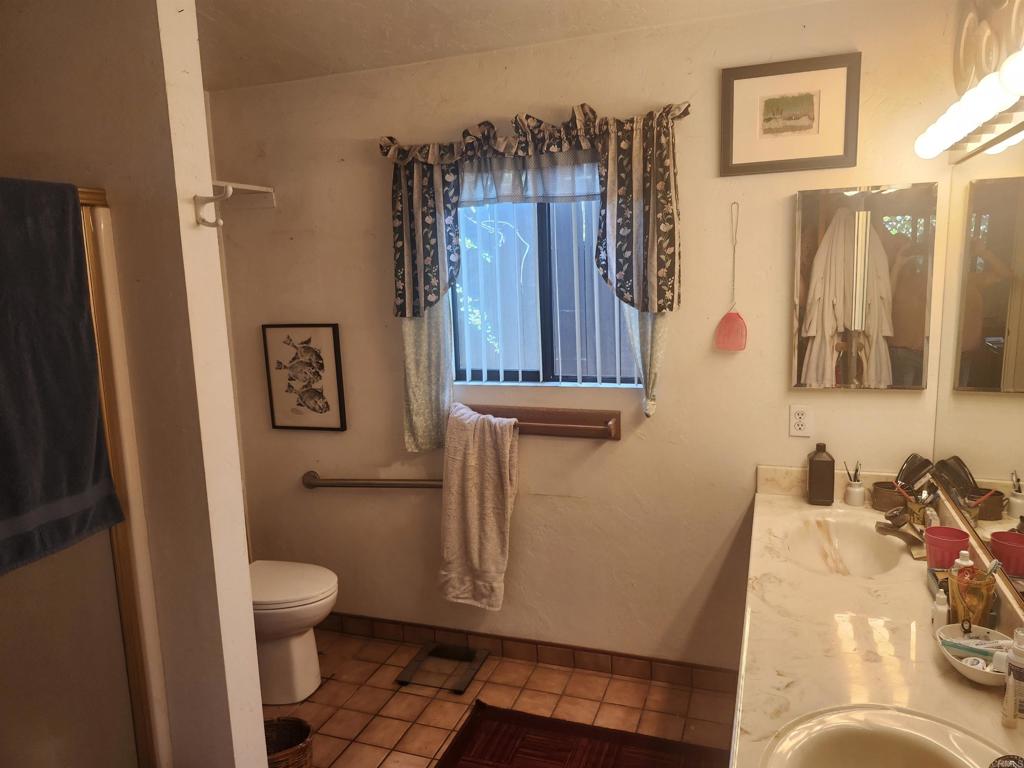 https://media.crmls.org/mediaz/b8232588-bdfe-4f76-b7b9-55a7994be5b1.jpg?preset=X-Large