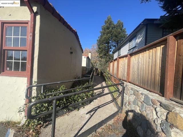 2890 Concord BLVD, Concord CA: https://media.crmls.org/mediaz/b823daa6-2e9a-4d3f-9479-60e3fd56a2e5.jpg