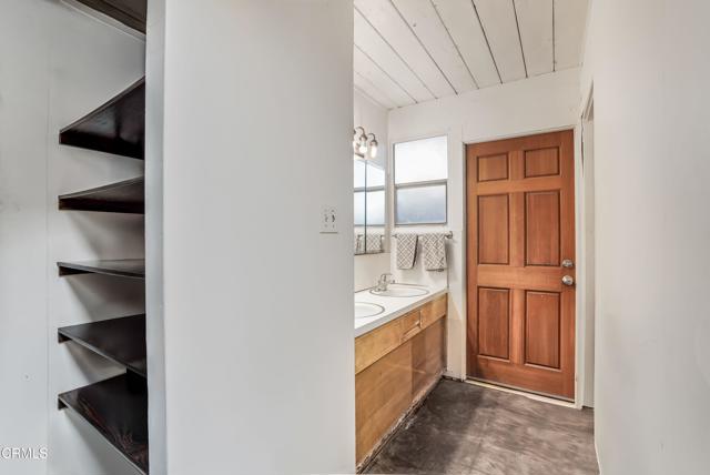 1412 Ellsworth Court, Thousand Oaks CA: https://media.crmls.org/mediaz/b8240667-5b83-43ce-8d78-ce9506a24914.jpg