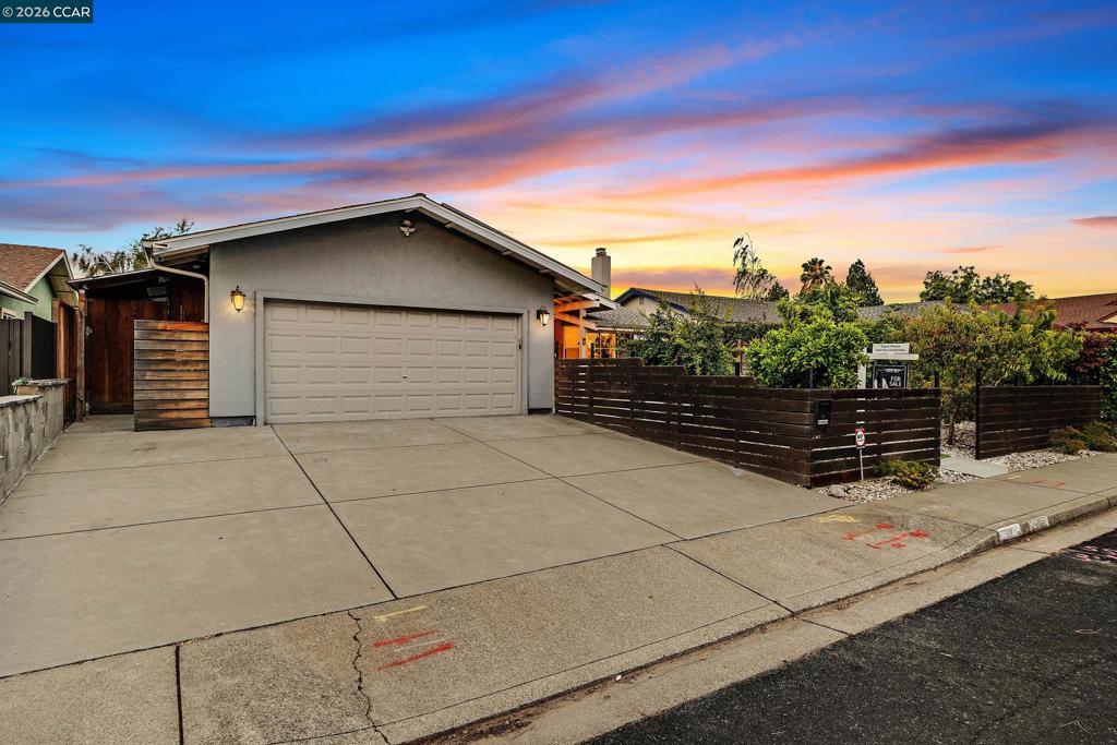 335 Lakeside Ct