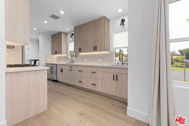 1901 S Point View Street, Los Angeles CA: https://media.crmls.org/mediaz/b8255952-69cc-4683-a3d2-40f18a9131d1.jpg