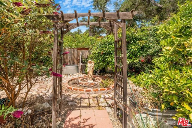 754 Fernando Street, Ojai CA: https://media.crmls.org/mediaz/b8271eff-e032-4eb0-b864-cfc45284a01f.jpg