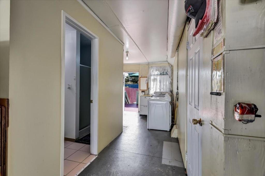 https://media.crmls.org/mediaz/b827e324-0c1a-49e5-b414-c23305335196.jpg?preset=X-Large