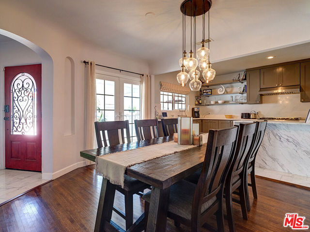 1019 S Rimpau Boulevard, Los Angeles CA: https://media.crmls.org/mediaz/b82827dd-28f5-4ae9-a540-e6c672169903.jpg