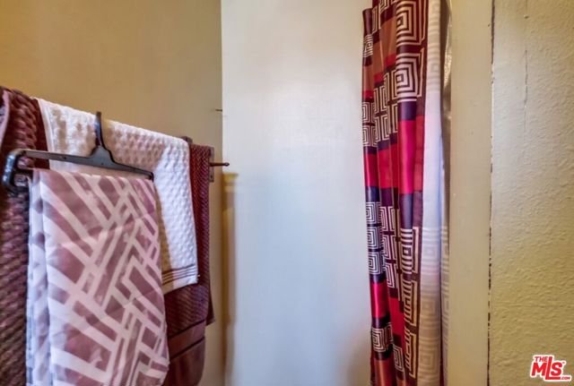 7220 10th Avenue, Los Angeles CA: https://media.crmls.org/mediaz/b828cfcd-3471-4bd7-99a5-7fa54801c132.jpg