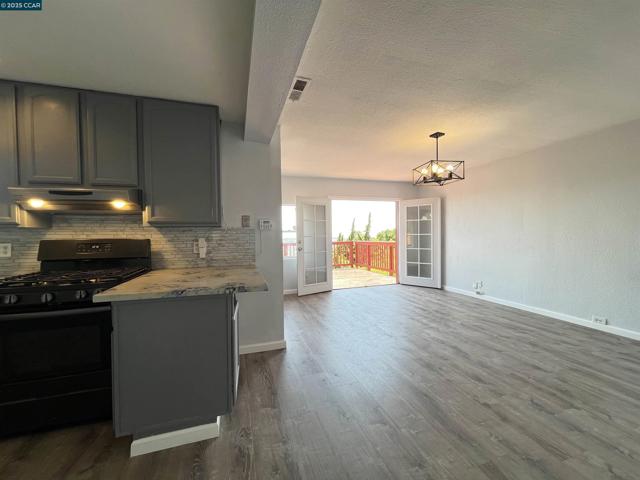 7618 Sunkist Dr, Oakland CA: https://media.crmls.org/mediaz/b82944bc-d185-4dff-aa9d-aef8110bf046.jpg