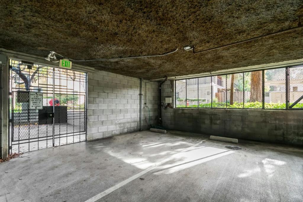 https://media.crmls.org/mediaz/b8299328-8ed3-41c1-bd54-365b0d5959fe.jpg?preset=X-Large