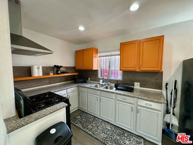 523 1/2 W 56th Street, Los Angeles CA: https://media.crmls.org/mediaz/b82aa37b-1a84-4279-be3e-23eab93f4973.jpg