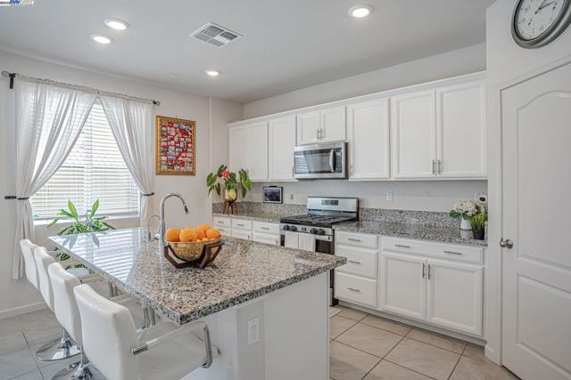 859 Helmsley Dr, Vacaville CA: https://media.crmls.org/mediaz/b82ab4e4-3fd5-4e05-9a52-c4b2b22398a3.jpg