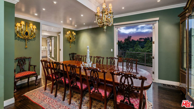 9430 Readcrest Drive, Beverly Hills CA: https://media.crmls.org/mediaz/b82afb99-c3db-4cb6-8e2d-a51a1b67ed4b.jpg