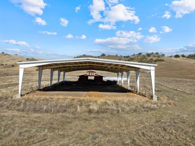 20101 Panoche Road, Paicines CA: https://media.crmls.org/mediaz/b82b3a5b-cac0-4102-87a1-db7d83470437.jpg