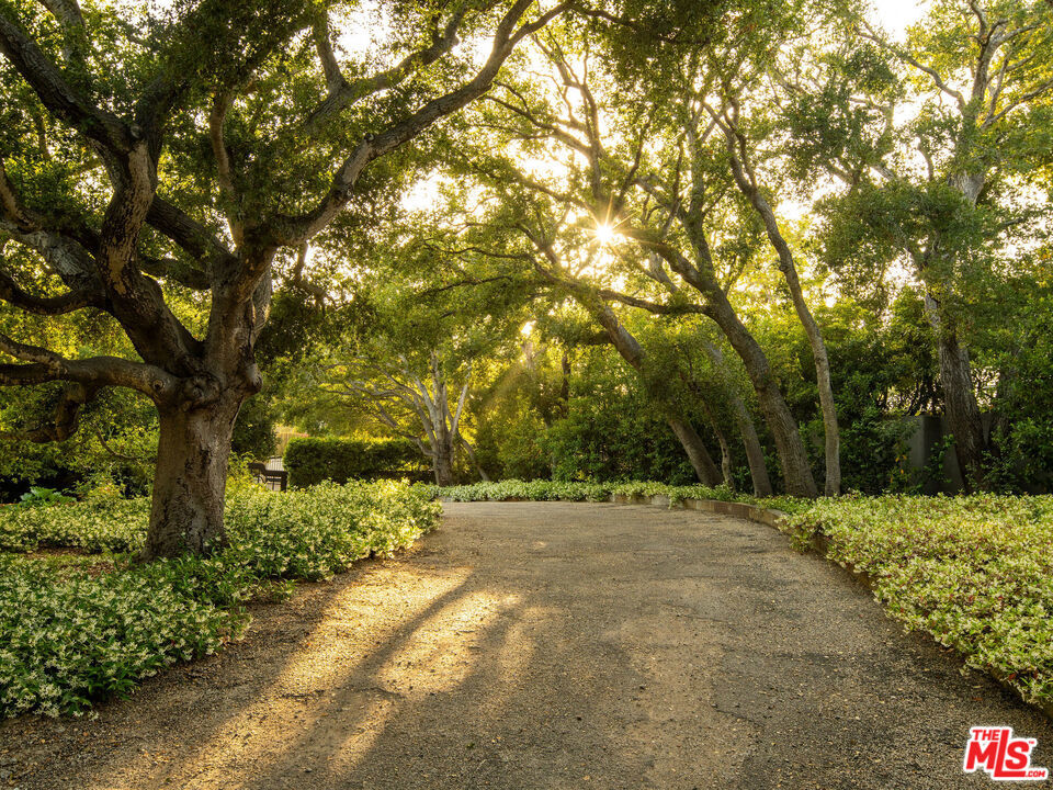 https://media.crmls.org/mediaz/b82c1363-54d5-4ed9-b213-50fe66bdd25a.jpg?preset=X-Large