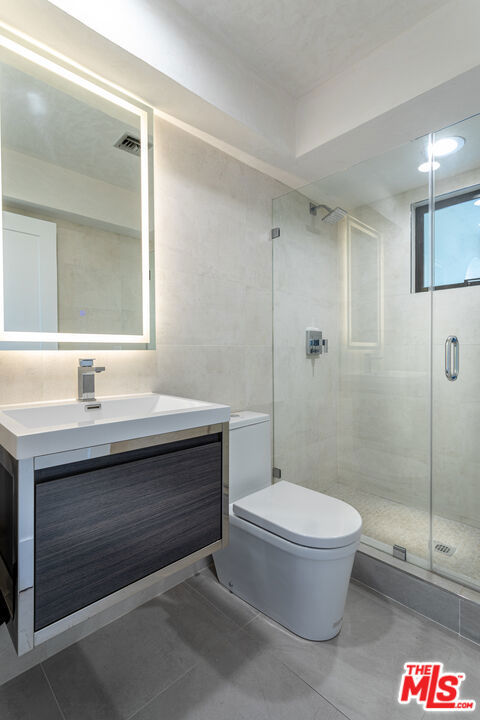 8424 Grand View Drive, Los Angeles CA: https://media.crmls.org/mediaz/b82c316f-a78f-48c8-91d6-8173e765c3b2.jpg
